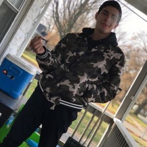 Meet your Posher, Carlito